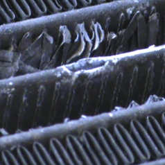 Uszkodzona chłodnica aluminiowa przed naprawą